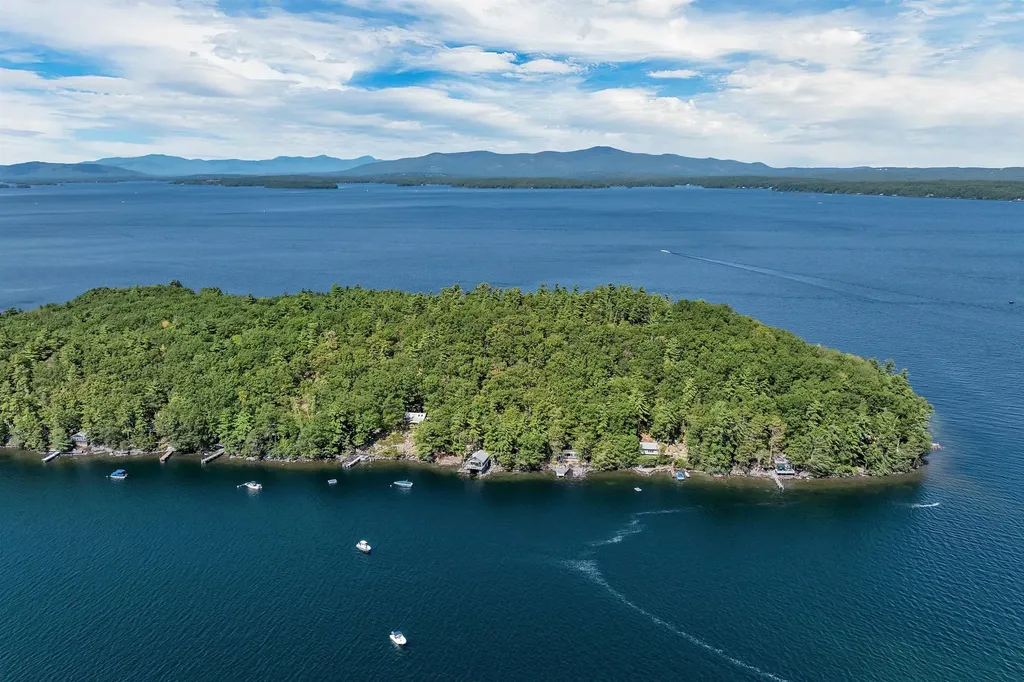 18 Diamond Island Gilford NH 03249