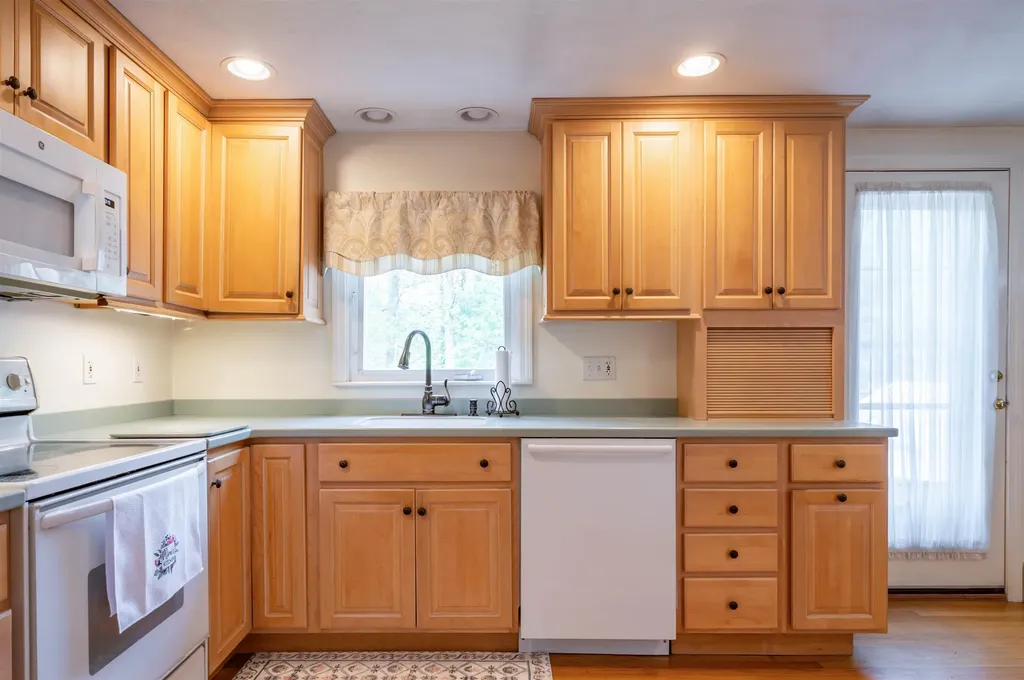 8 Sequoia Lane Plaistow NH 03865