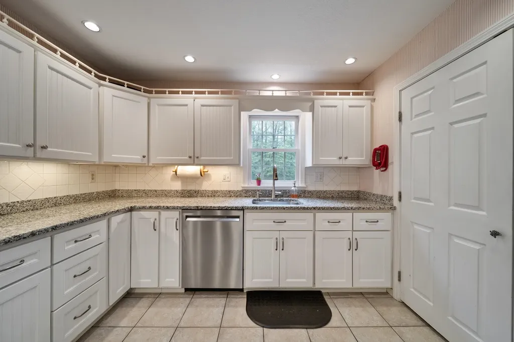 20 Holly Hill Drive Amherst NH 03031