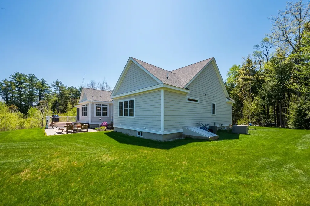 557 Seamans Road New London NH 03257