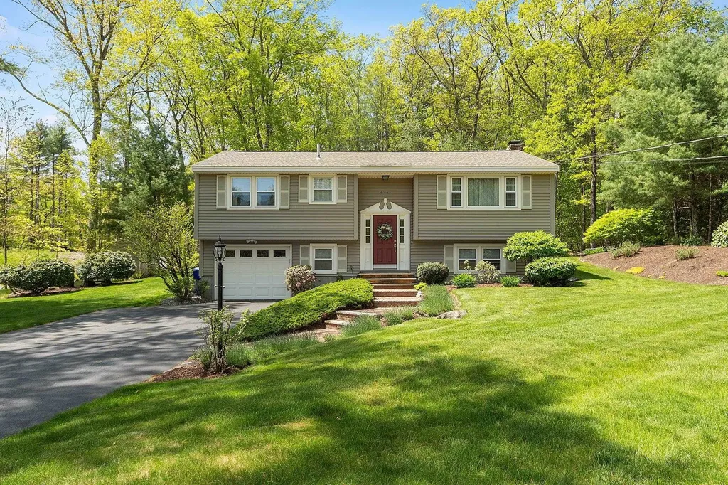 17 Stoney Lane Hudson NH 03051