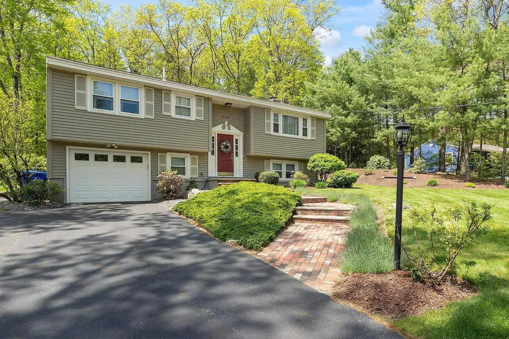 17 Stoney Lane Hudson NH 03051