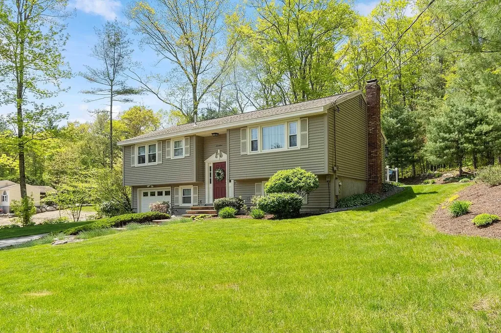 17 Stoney Lane Hudson NH 03051