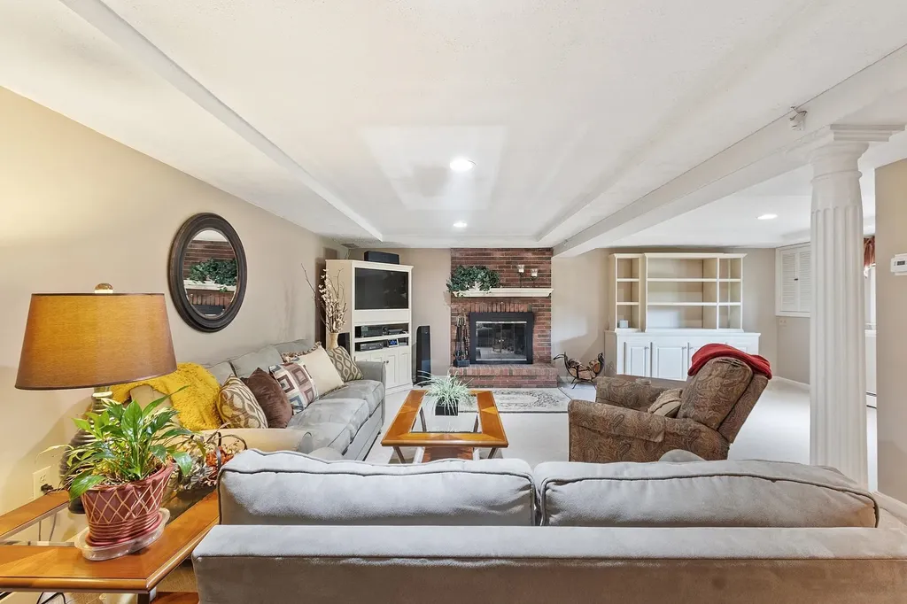 17 Stoney Lane Hudson NH 03051