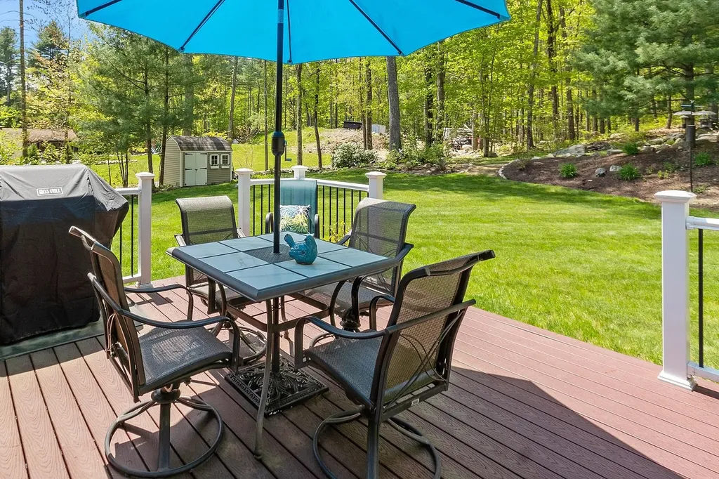 17 Stoney Lane Hudson NH 03051