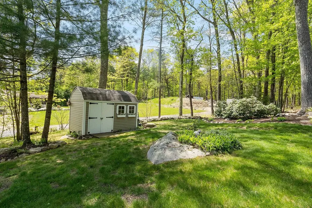 17 Stoney Lane Hudson NH 03051