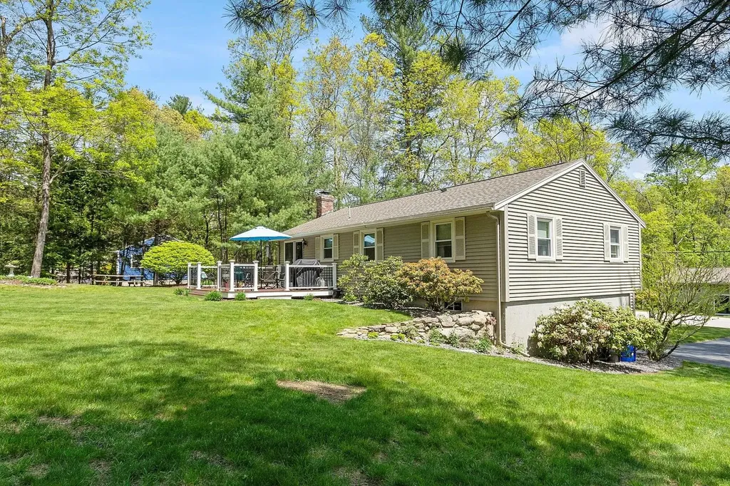 17 Stoney Lane Hudson NH 03051