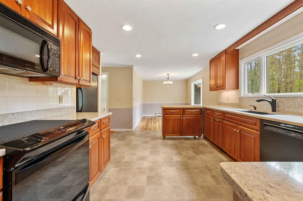 118 Old Coach Road New London NH 03257