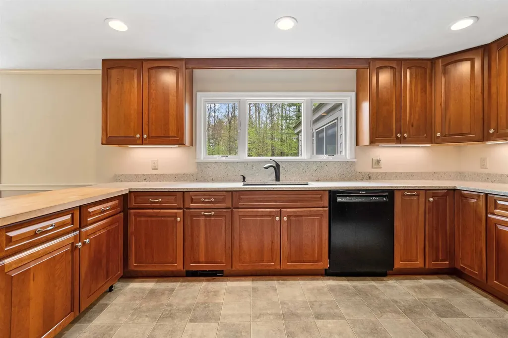 118 Old Coach Road New London NH 03257