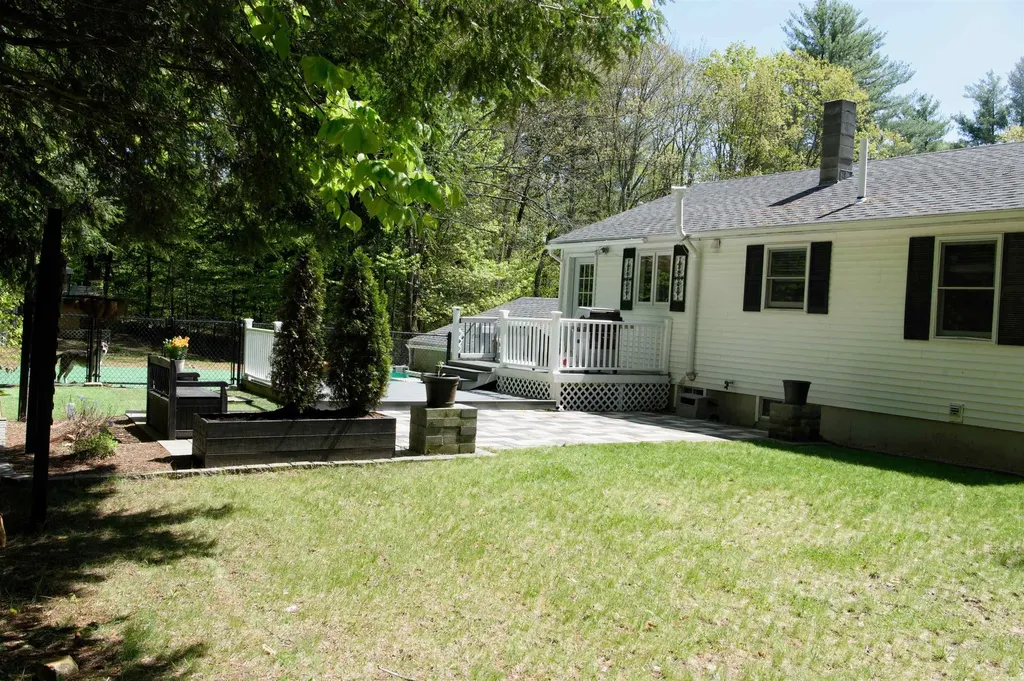 27 Parade Road Deerfield NH 03037