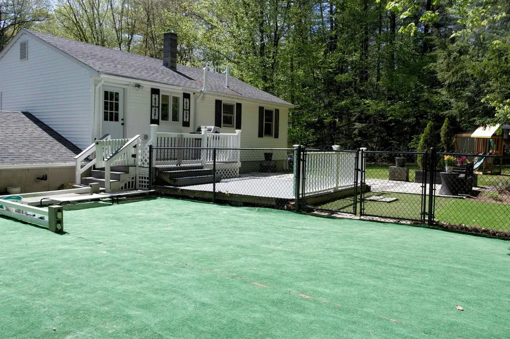 27 Parade Road Deerfield NH 03037