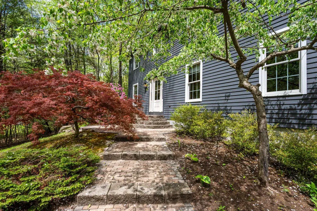 23 Holt Road Amherst NH 03031