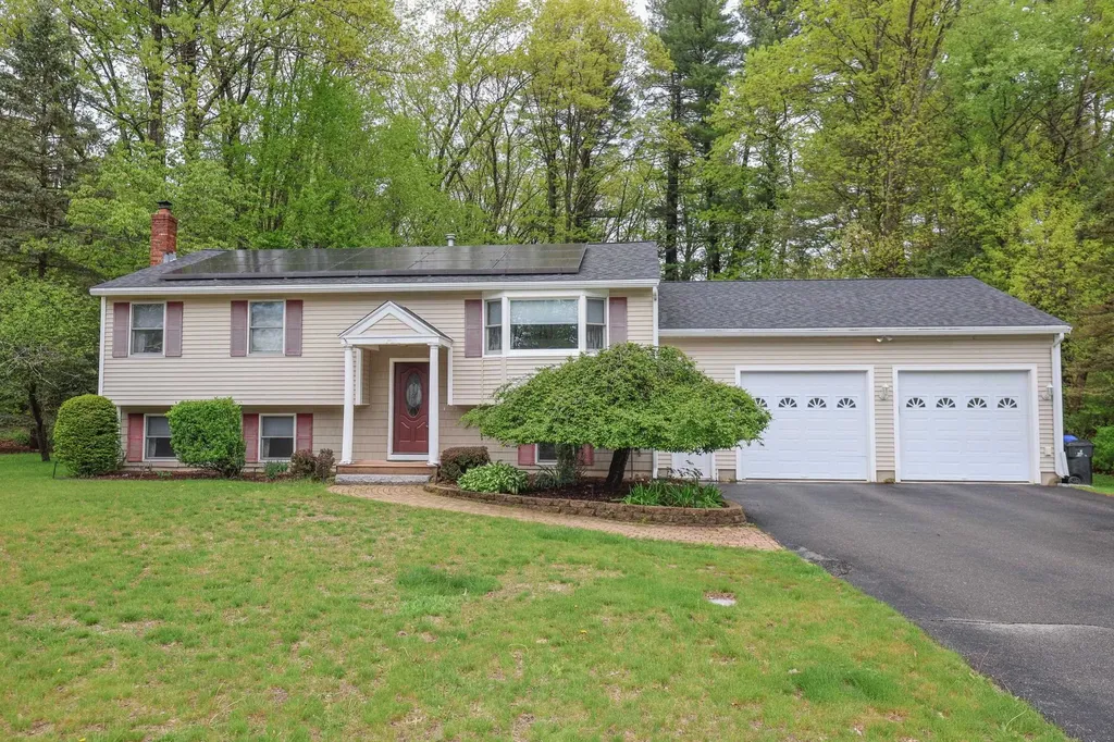 8 Nevens Street Hudson NH 03051