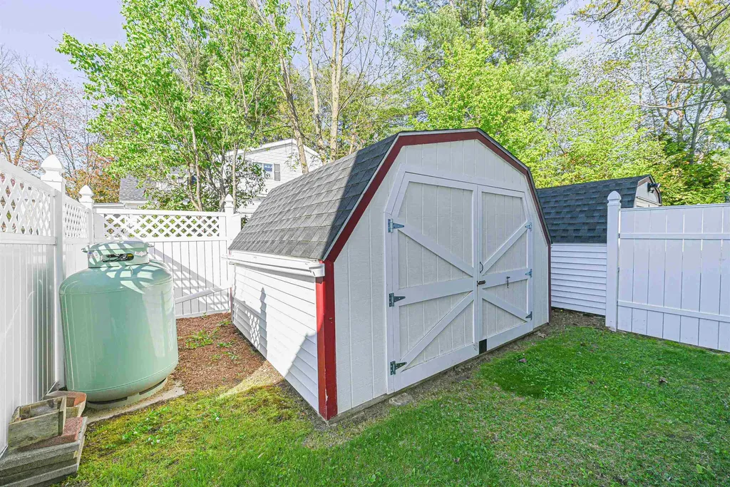 27 Elmer Avenue Hooksett NH 03106