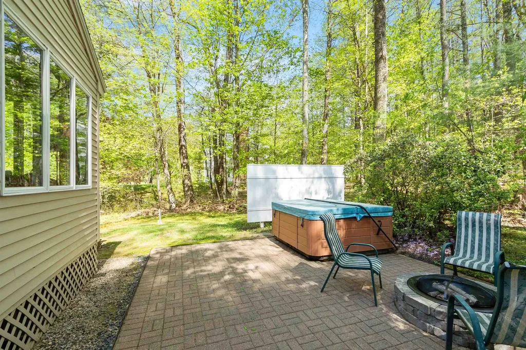 10 Moss Lane Madbury NH 03823