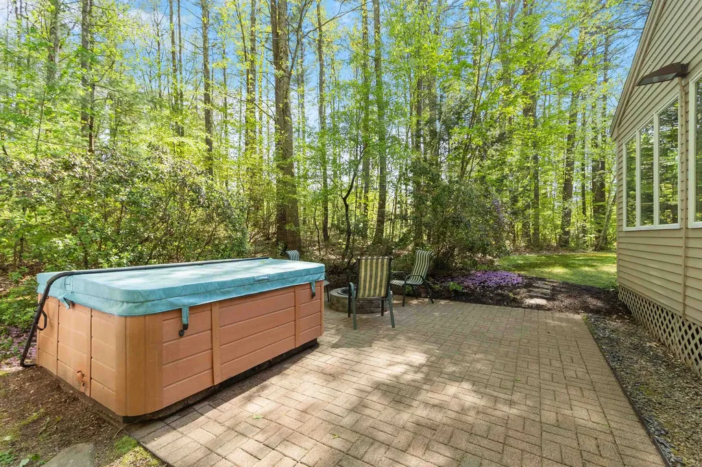 10 Moss Lane Madbury NH 03823