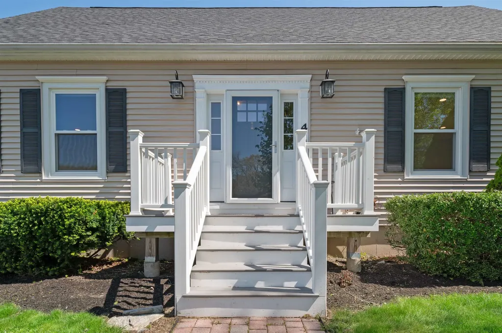 4 Iris Drive Stratham NH 03885