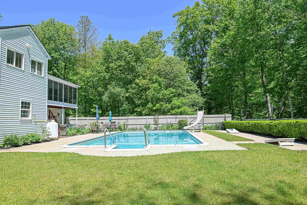 26 Green Meadow Lane Bedford NH 03110