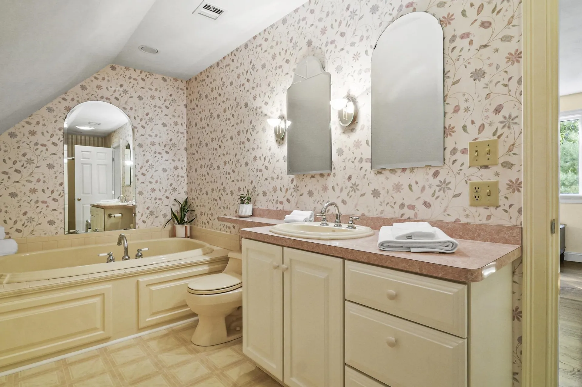 5 Random Road Rye NH 03870