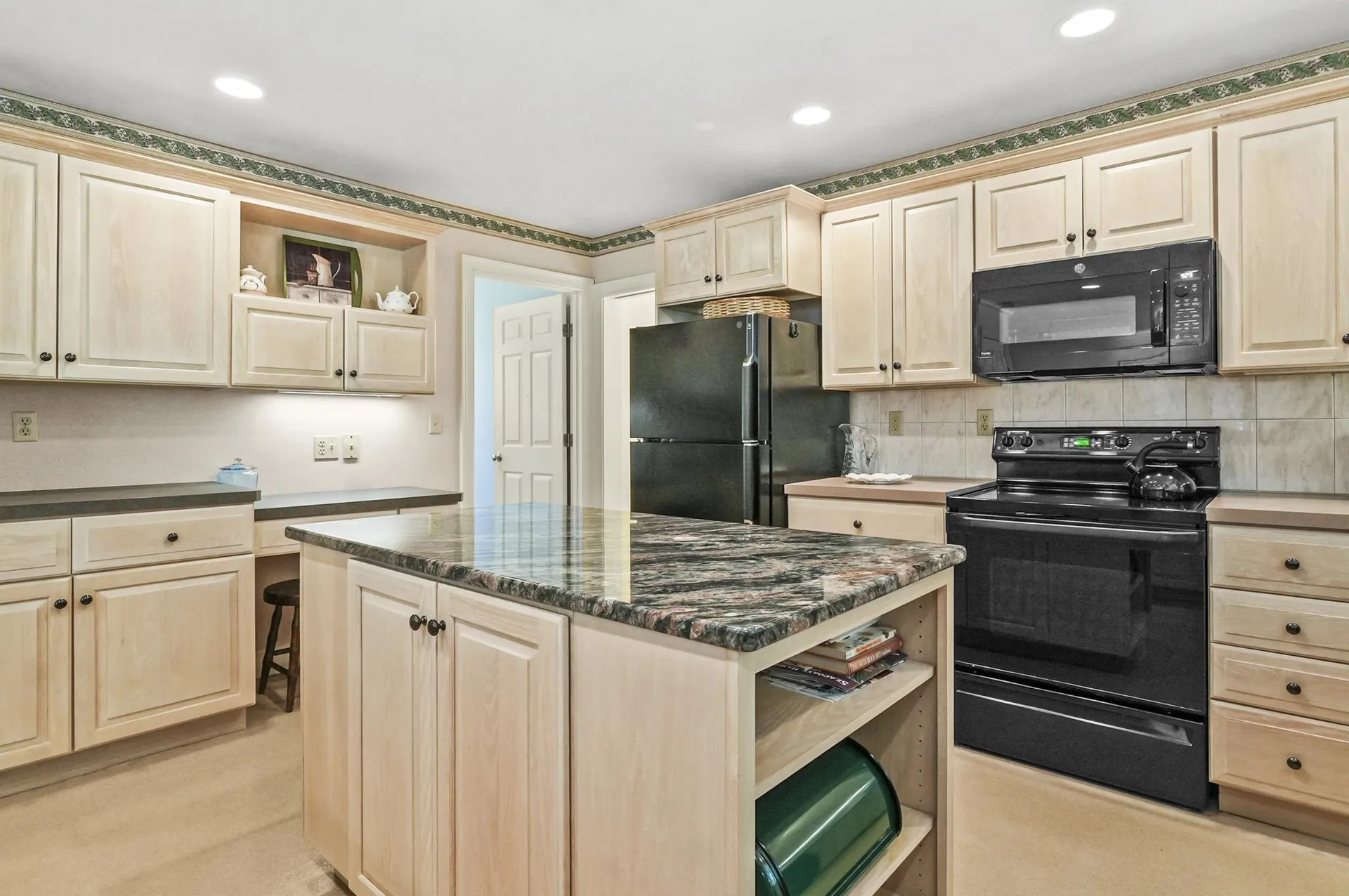 5 Random Road Rye NH 03870