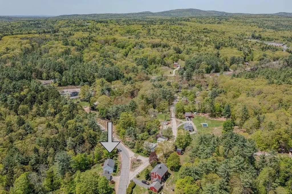 11 Nottingham Road Deerfield NH 03037