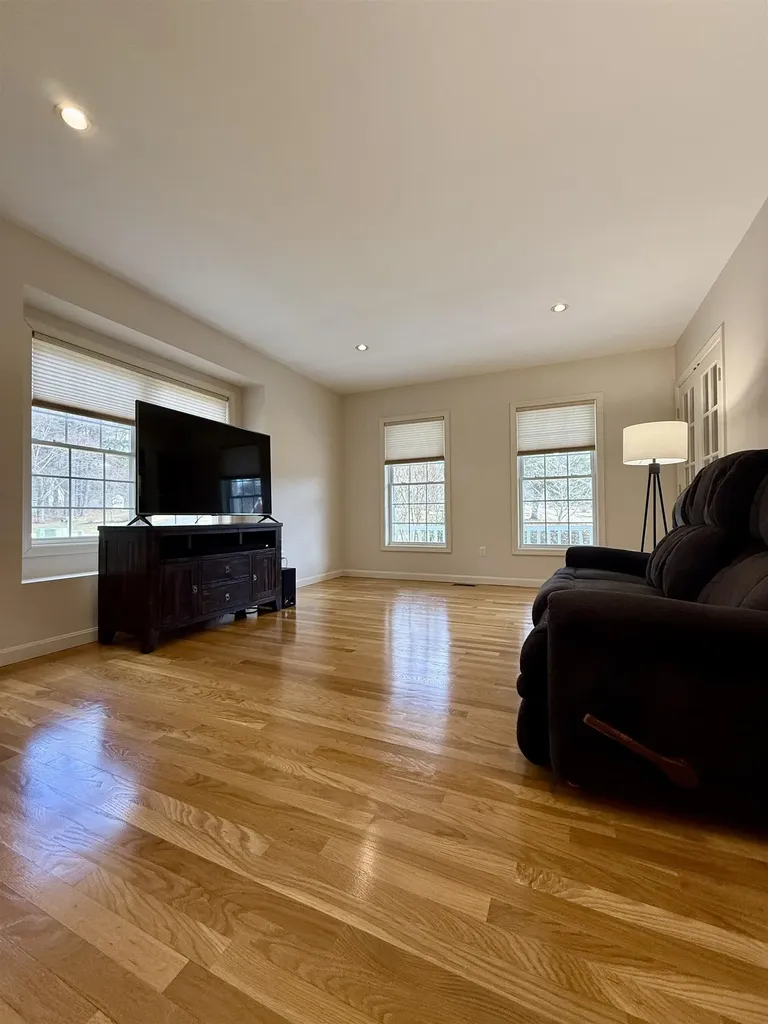 1 Yorkshire Lane Londonderry NH 03053