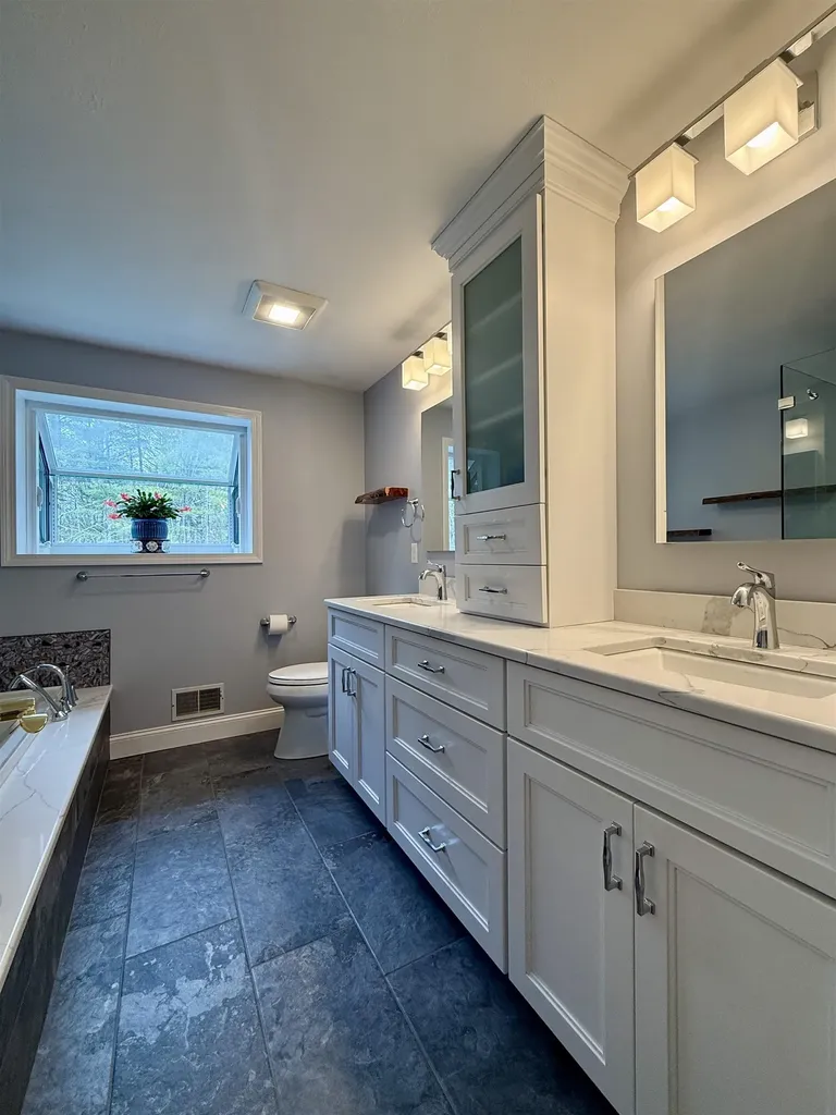 1 Yorkshire Lane Londonderry NH 03053