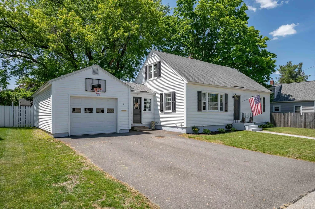 7 Saint Lazare Street Nashua NH 03060