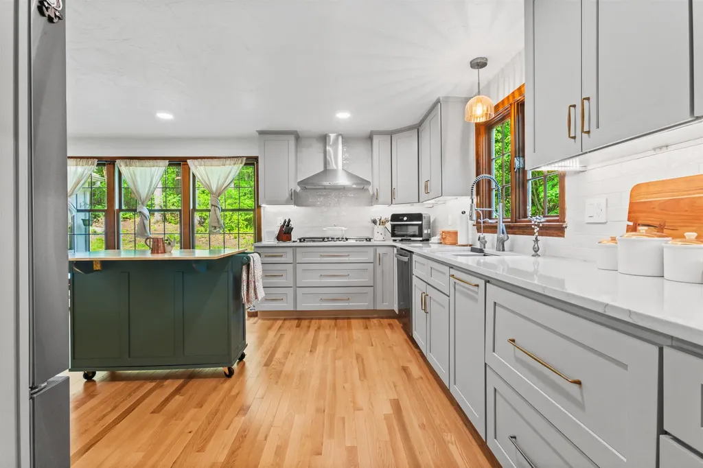 13 Holt Road Amherst NH 03031