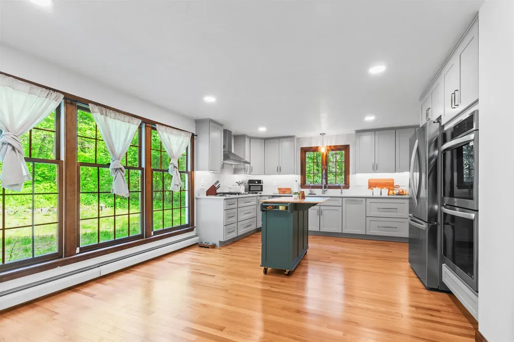 13 Holt Road Amherst NH 03031