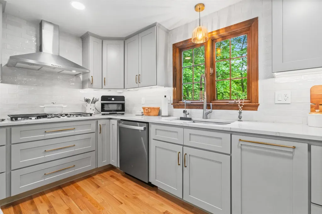 13 Holt Road Amherst NH 03031