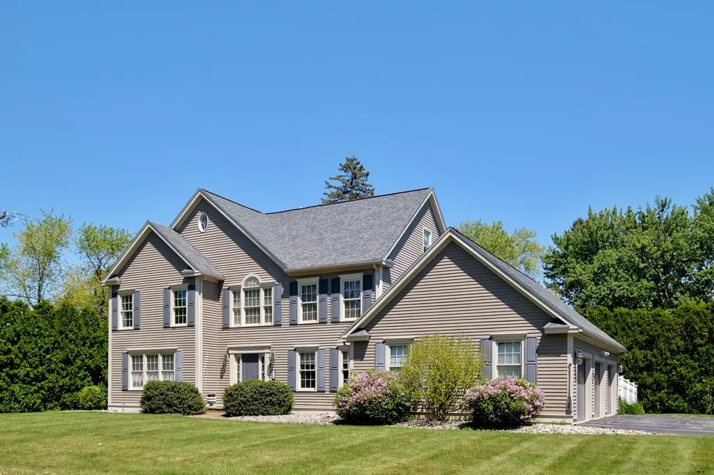 3 Playhouse Circle Hampton NH 03842
