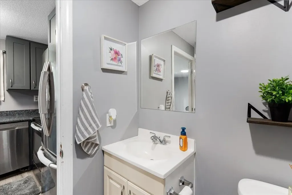 107 Fieldstone Drive Londonderry NH 03053