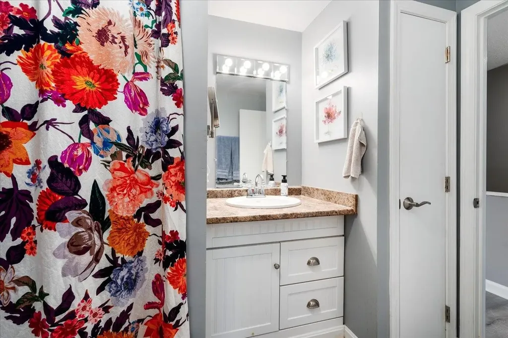 107 Fieldstone Drive Londonderry NH 03053