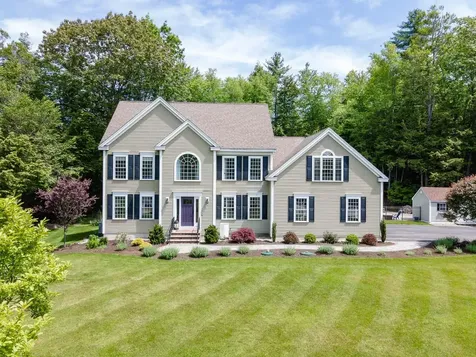 45 Eleanors Way Brentwood NH 03833