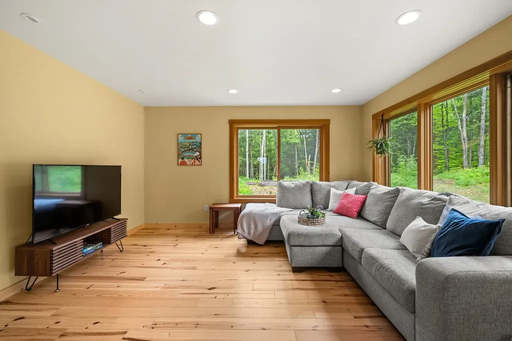 27 Hanley Lane Essex VT 05452