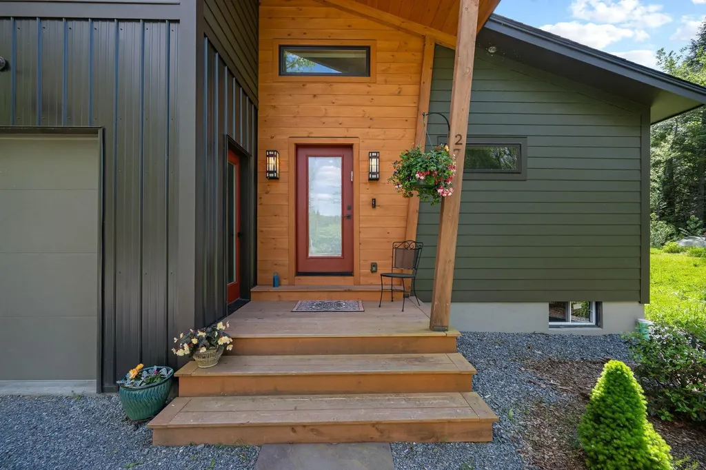 27 Hanley Lane Essex VT 05452