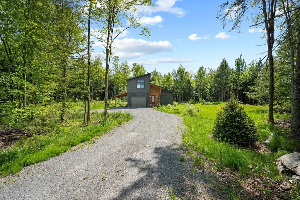 27 Hanley Lane Essex VT 05452