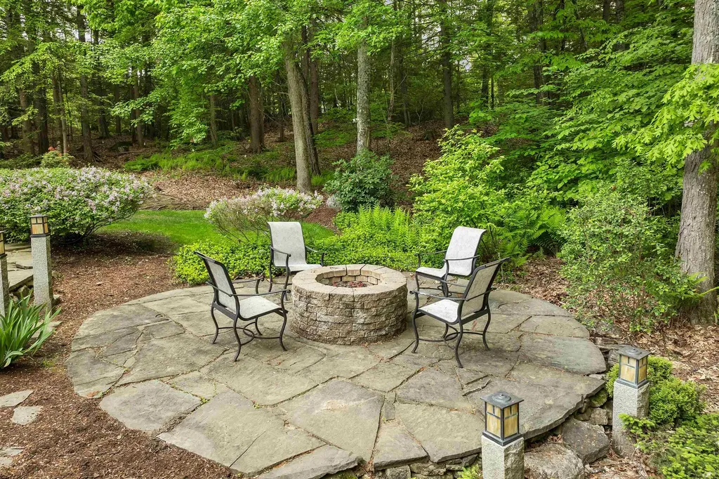 17 Harvard Lane Bedford NH 03110