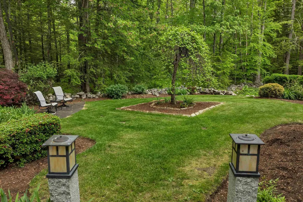 17 Harvard Lane Bedford NH 03110