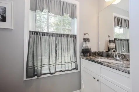 28 Sandybrook Drive Raymond NH 03077