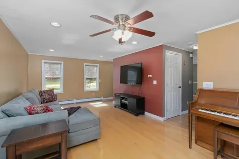 16 Bobcat Way Danville NH 03819