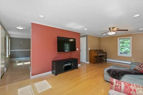 16 Bobcat Way Danville NH 03819