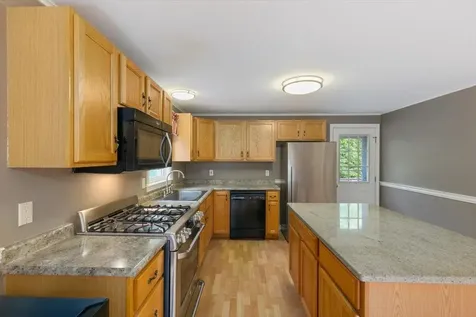 16 Bobcat Way Danville NH 03819