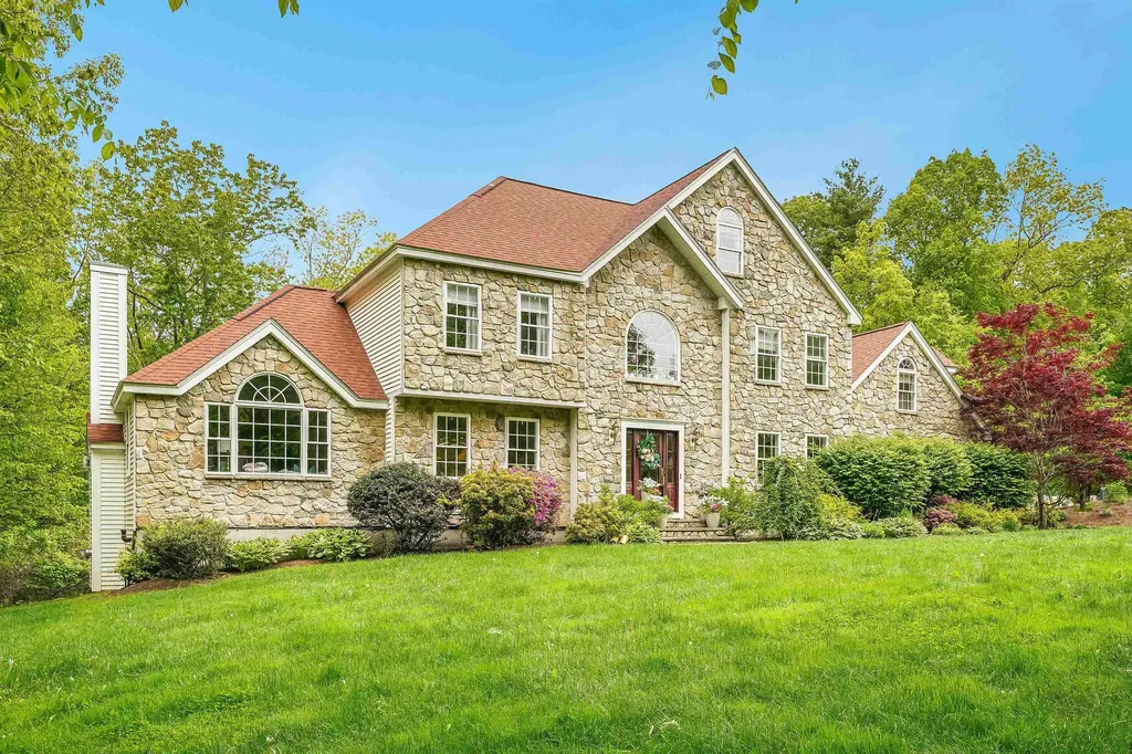 9 Victoria Lane Hampstead NH 03826