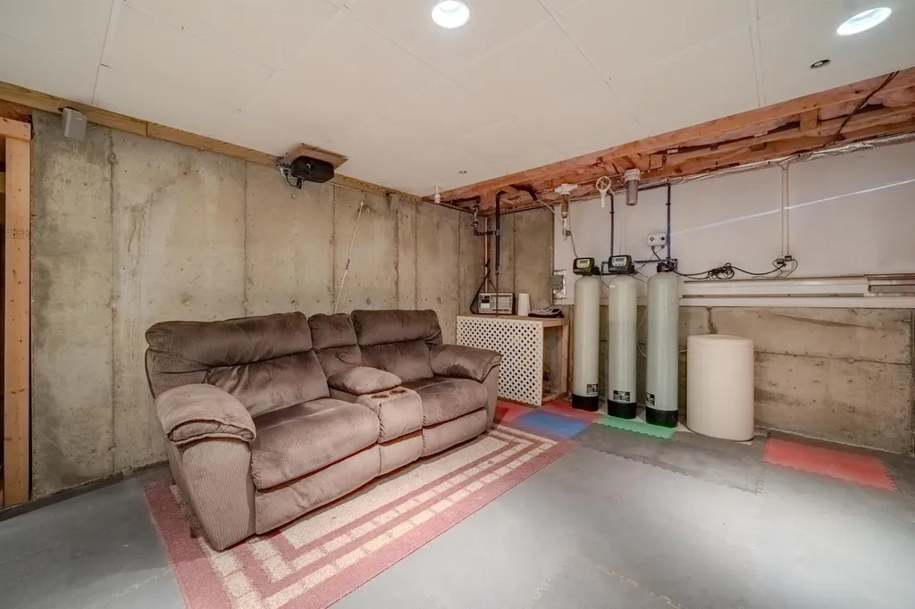 5 Saw Hill Road Hooksett NH 03106