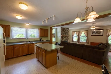 11 Henry Drive Effingham NH 03882-4406