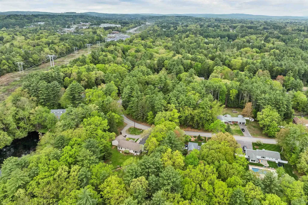 25 Wendover Way Bedford NH 03110