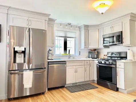 8 Heathrow Court Nashua NH 03063