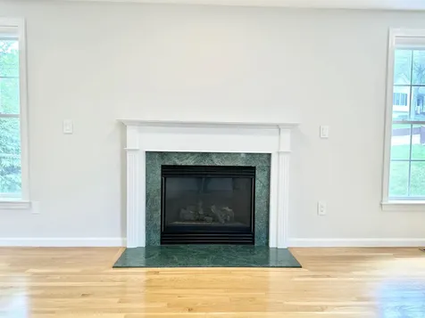8 Heathrow Court Nashua NH 03063